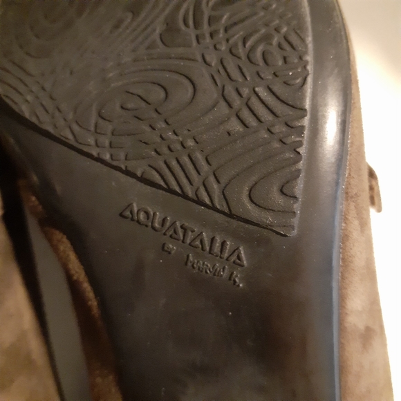 AQUATALIA By Marvin K Brown Suede Kitten-Heel Pumps - Size 6.5 - Picture 6 of 7